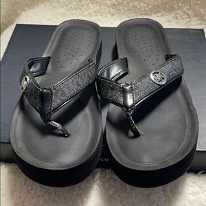 MK sandal/flip flop